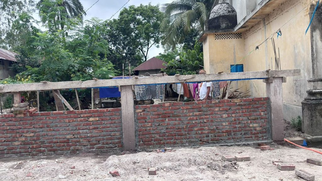 ঈদগাহ মাঠের প্রাচীর নির্মাণে অবরুদ্ধ ৪০ পরিবার, অভিযোগ ইউএনওর কাছে