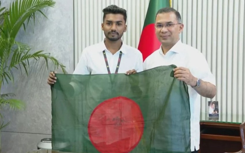 প্রধানমন্ত্রীকে রক্তমাখা জাতীয় পতাকা তুলে দিলেন জুলাই যোদ্ধা শেখ আজিজুর