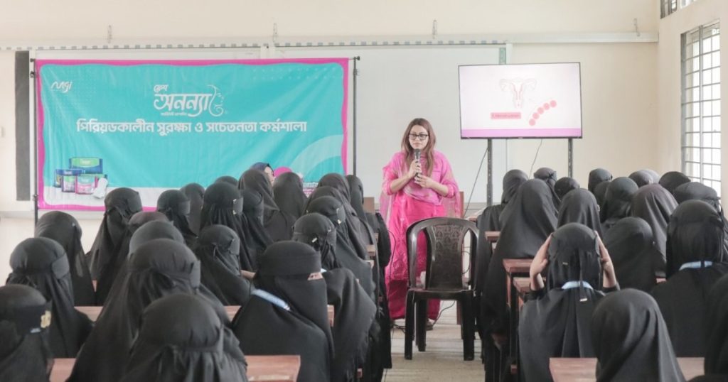 মাদ্রাসায় স্যানিটারি ন্যাপকিন ভেন্ডিং মেশিন স্থাপন করছে ফ্রেশ অনন্যা