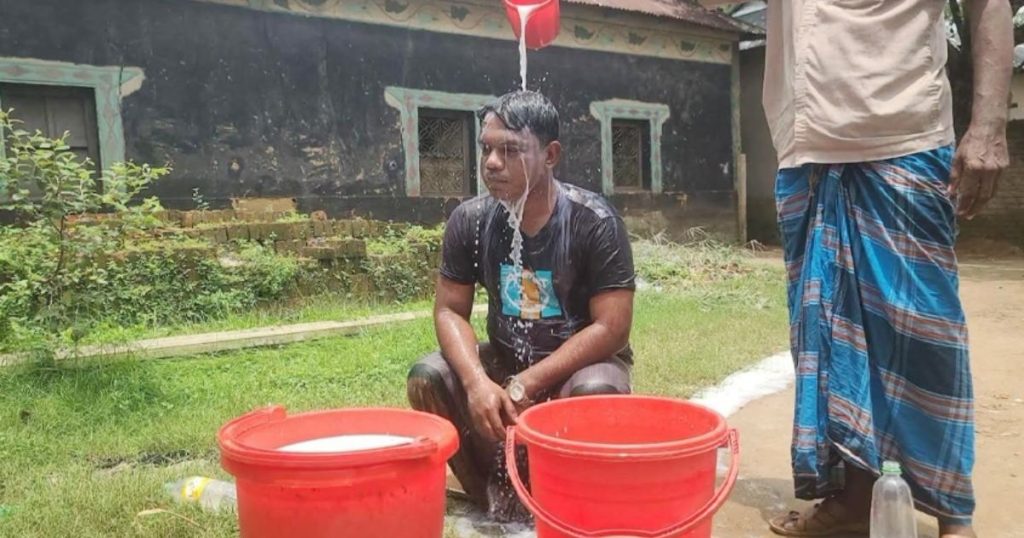 যুবদল নেতার দুধ দিয়ে গোসল করে রাজনীতি ছাড়ার ঘোষণা