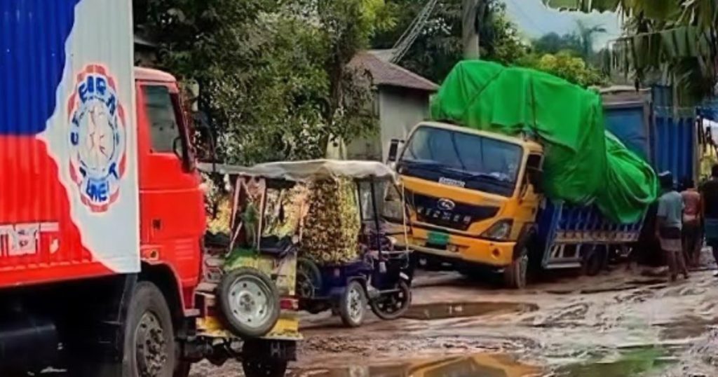 জামালপুর সড়কের উন্নয়নকাজে ভোগান্তি বেড়েছে স্থানীয়দের