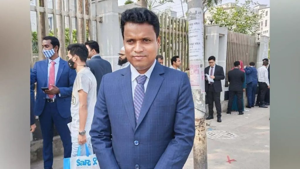 অনলাইন জুয়ার প্রতিবাদ করায় কলেজ শিক্ষককে কুপিয়ে জখম, ৮ দিনেও জ্ঞান ফেরেনি