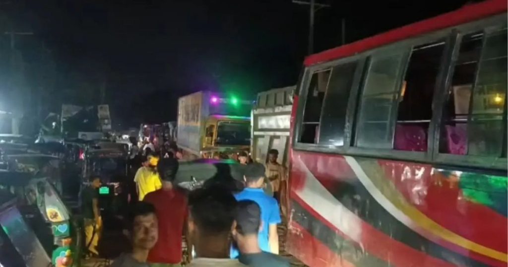 লক্ষ্মীপুরে গ্যাস সংকটে সিএনজি চালকদের সড়ক অবরোধ