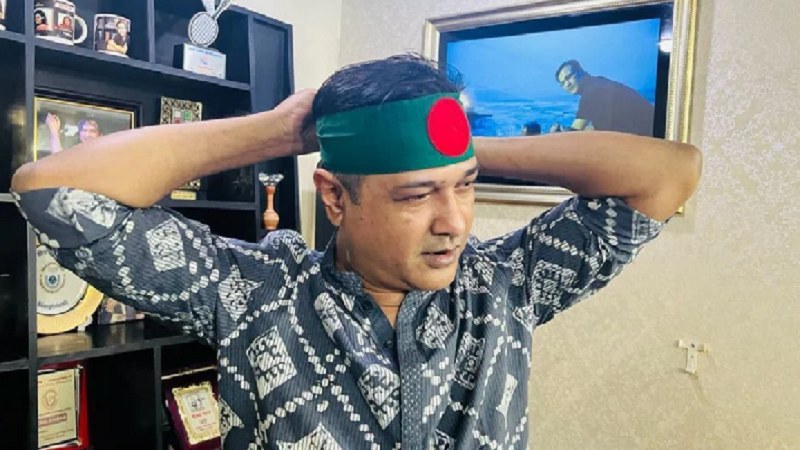 আসিফ আকবরের ক্ষোভ: লুটেরা গোষ্ঠী দেশকে খোকলা করছে