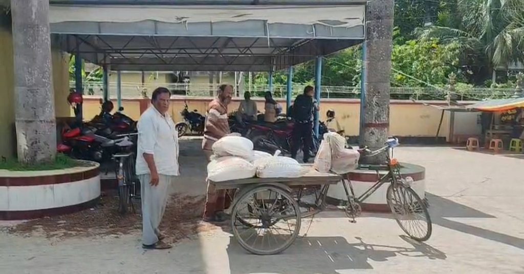 চুয়াডাঙ্গা উপজেলা পরিষদ চত্বর থেকে ৫৪ বস্তা সার উধাও, পরে সার কিনে কৃষকদের সরবরাহ