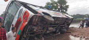 স্কুল ছুটির পর বাড়ি ফেরার অপেক্ষায় ছিল
শিক্ষার্থীরা, চাপা দেয় বেপরোয়া বাস