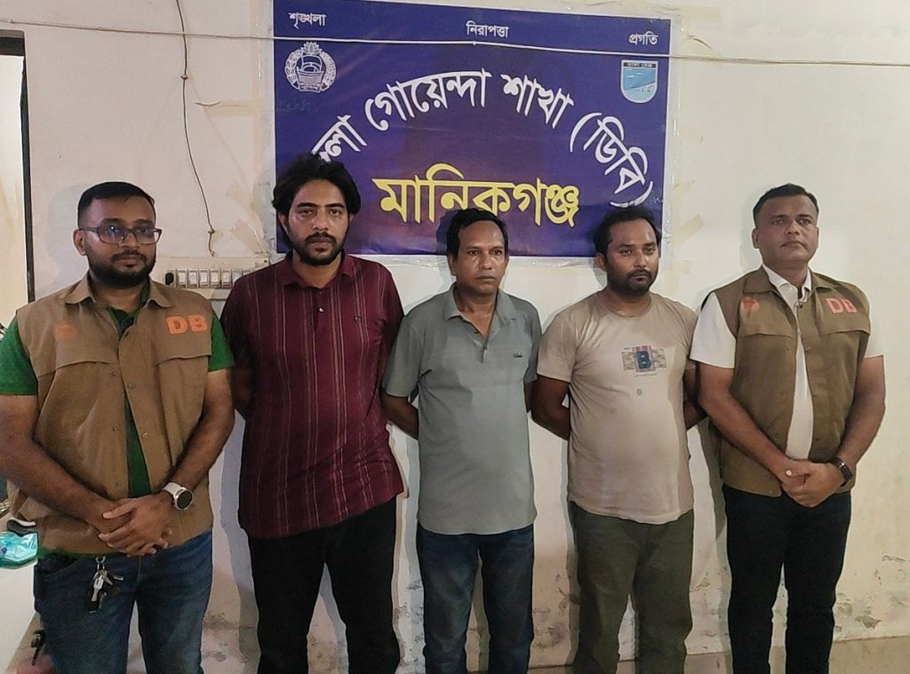 সরকারি হাসপাতালের অ্যাম্বুলেন্স থেকে দেড় হাজার ইয়াবা উদ্ধার, চালকসহ আটক ৩