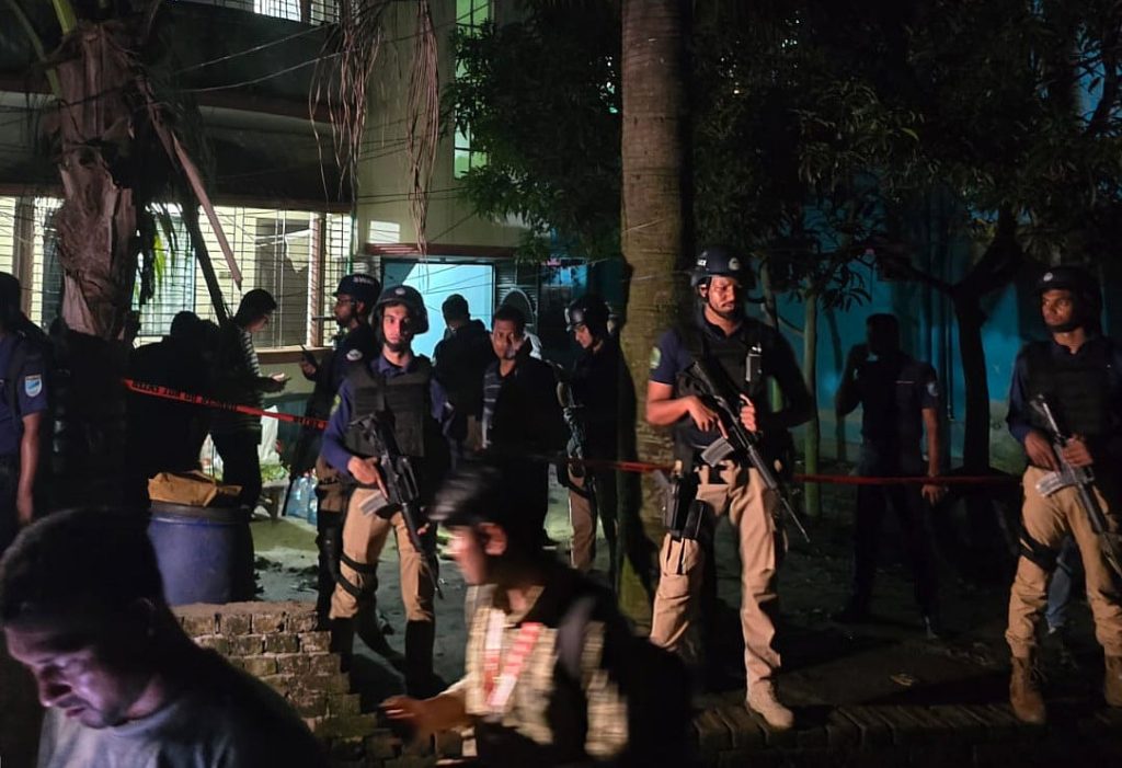 সাভারে একটি বাড়ি ঘিরে পুলিশের অভিযান, বোমা ও বোমা তৈরির সরঞ্জাম উদ্ধার