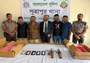 অস্ত্র রেখে ব্যবসায়ীকে ফাঁসানোর পরিকল্পনা নস্যাতের দাবি পুলিশের, গ্রেপ্তার ৫