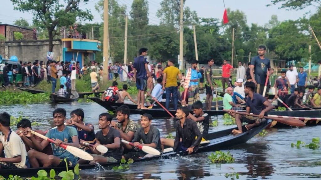 হাকালুকি হাওরে ঐতিহ্যবাহী নৌকা বাইচ অনুষ্ঠিত