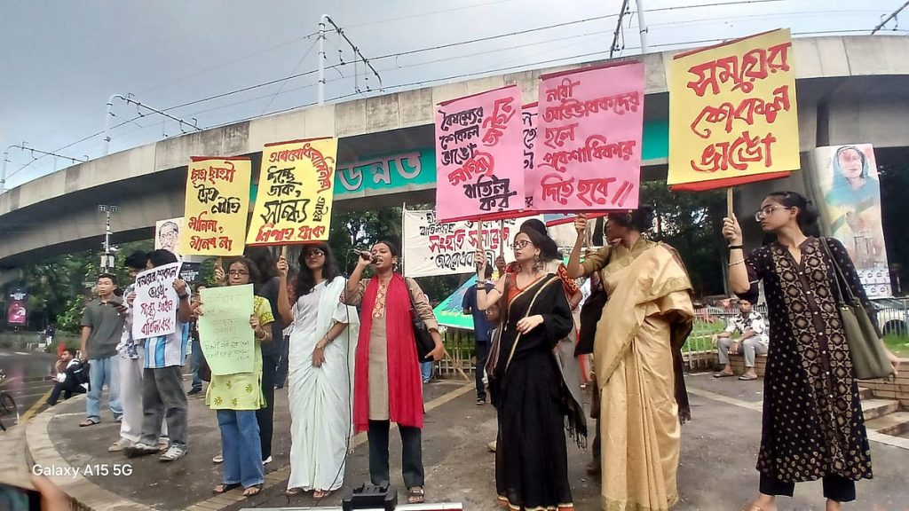 ঢাবির ছাত্রী হল সার্বক্ষণিক খোলা রাখাসহ তিন দফা দাবিতে সংহতি সমাবেশ
