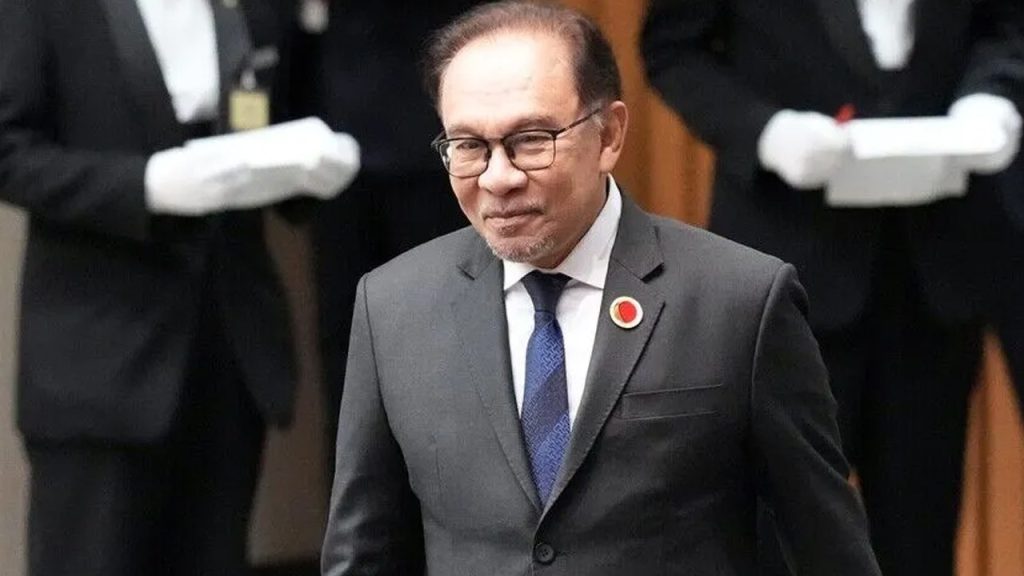 অস্ত্রোপচারের পর বাড়ি ফিরলেন মালয়েশিয়ার প্রধানমন্ত্রী আনোয়ার ইব্রাহিম