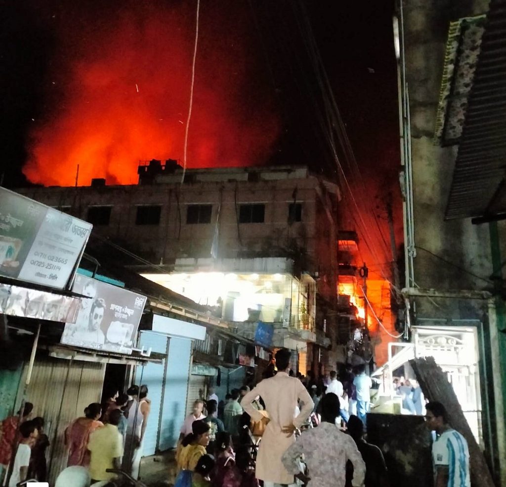 নেত্রকোনা শহরের বড়বাজারে অগ্নিকাণ্ড, পৌনে দুই ঘণ্টার চেষ্টায় নিয়ন্ত্রণে