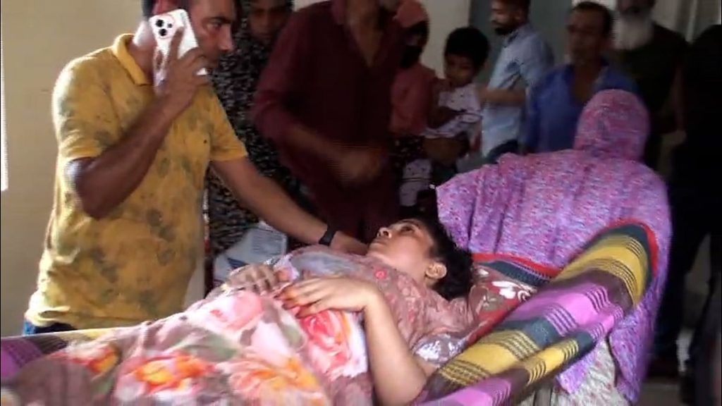 ছেলেকে খুঁজতে এসে বাবাকে গুলি, মা আহত