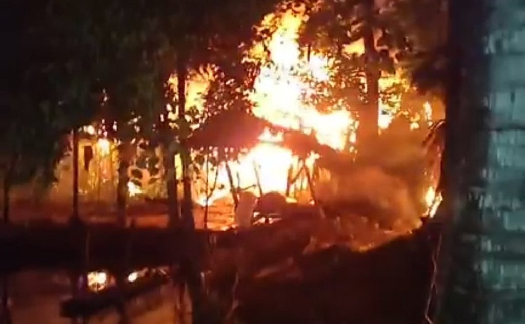 শিশুর গলাকাটা লাশ উদ্ধার, হত্যায় জড়িত থাকার অভিযোগে এক ব্যক্তির বাড়িতে আগুন, লুটপাট