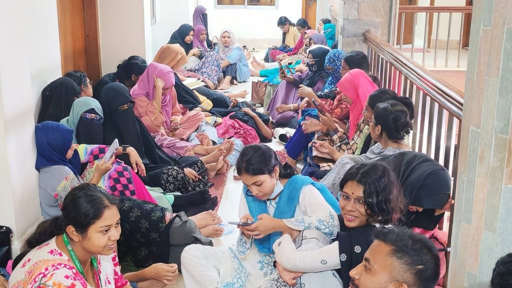 শিক্ষার্থীদের অনশনের মুখে কোস্টাল স্টাডিজ বিভাগের চেয়ারম্যানের পদত্যাগ