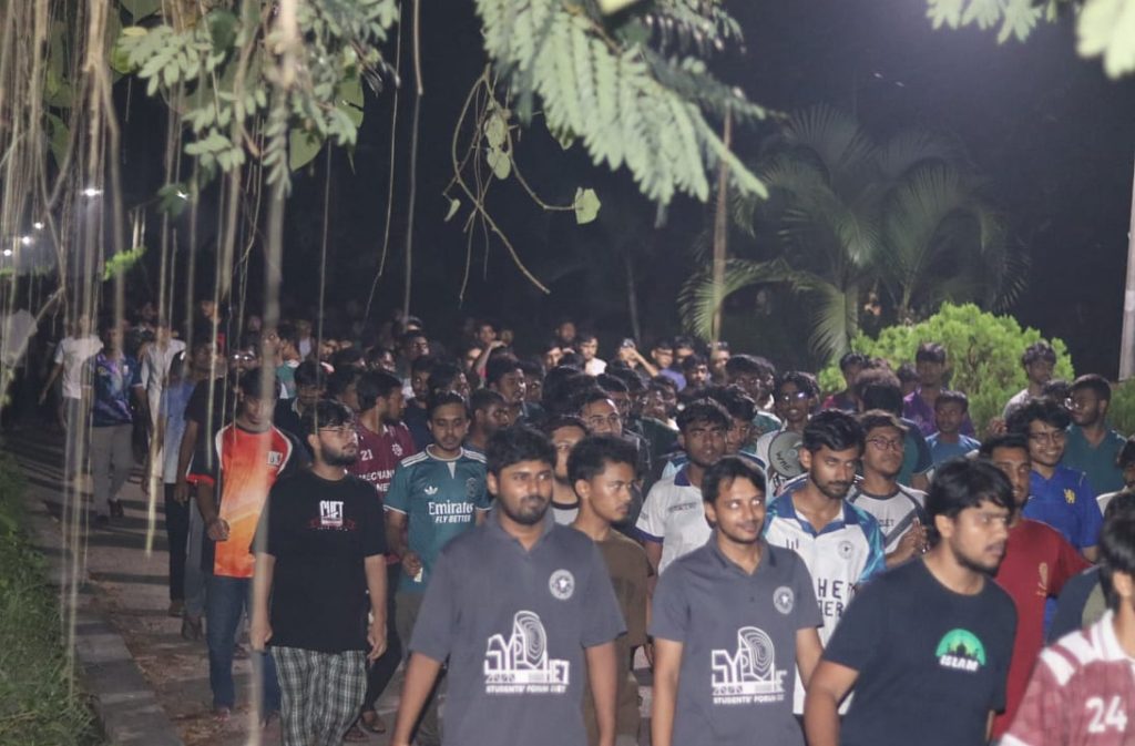 ‘হুমকি দিয়ে আন্দোলন থামানো যাবে না’, চুয়েটে শিক্ষার্থীদের বিক্ষোভ