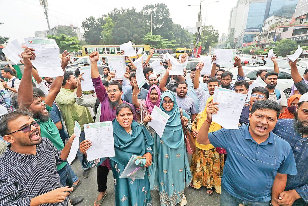 প্রশ্নপত্র ফাঁসে পরীক্ষা স্থগিত, ক্ষুব্ধ
তরুণদের সড়ক অবরোধ