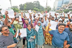 প্রশ্নপত্র ফাঁসে পরীক্ষা স্থগিত, ক্ষুব্ধ
তরুণদের সড়ক অবরোধ