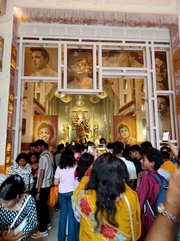 পদপিষ্টের ঘটনার শোক কাটিয়ে মহা অষ্টমীর উৎসব কলকাতায়