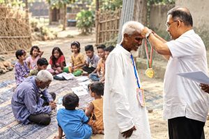 গাইবান্ধার সেই ‘এক টাকার মাস্টার’ লুৎফুর রহমান পেলেন রাষ্ট্রীয় সম্মাননা