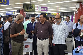 শাহজালাল বিমানবন্দরে আকস্মিক পরিদর্শনে মন্ত্রী