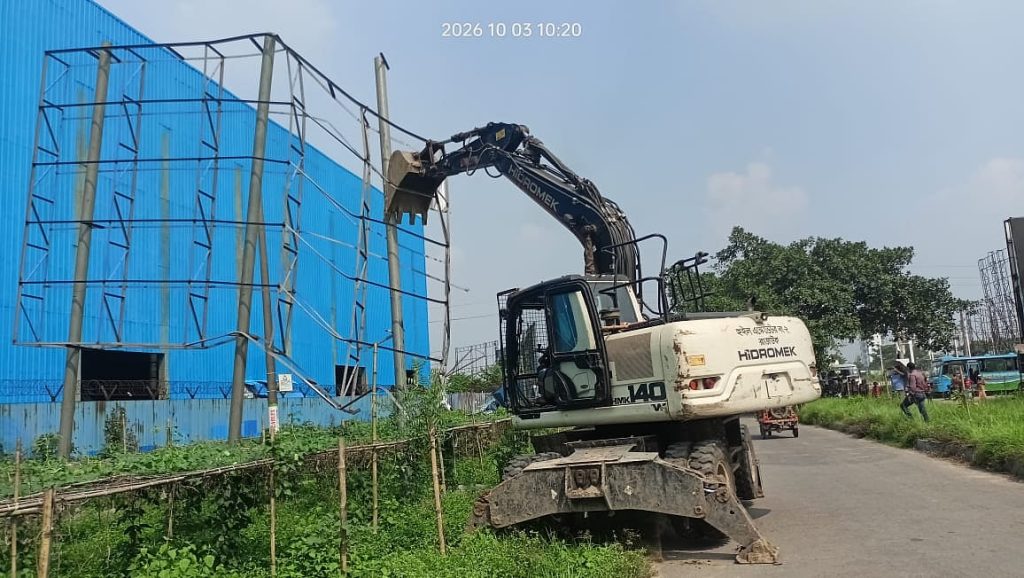 পূর্বাচল ৩০০ ফুট সড়কে অবৈধ বিলবোর্ড উচ্ছেদ